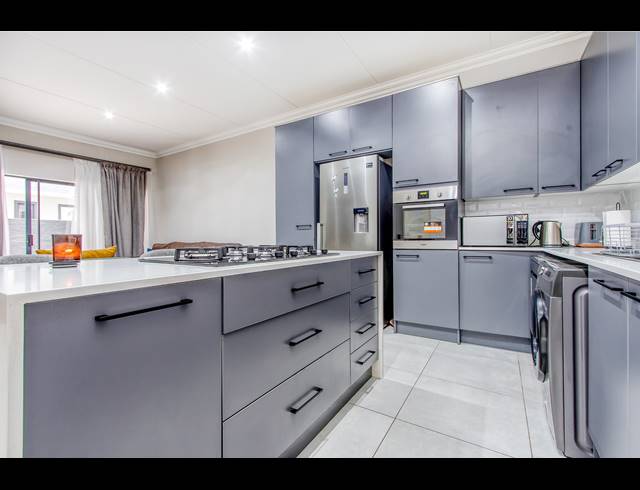 2 BEDROOM APARTMENT FOR SALE IN BRYANSTON